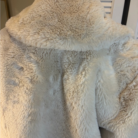Eaves | Oversized Plush Cream Teddy Jacket - Women's Faux Fur Coat - Picture 5 of 16